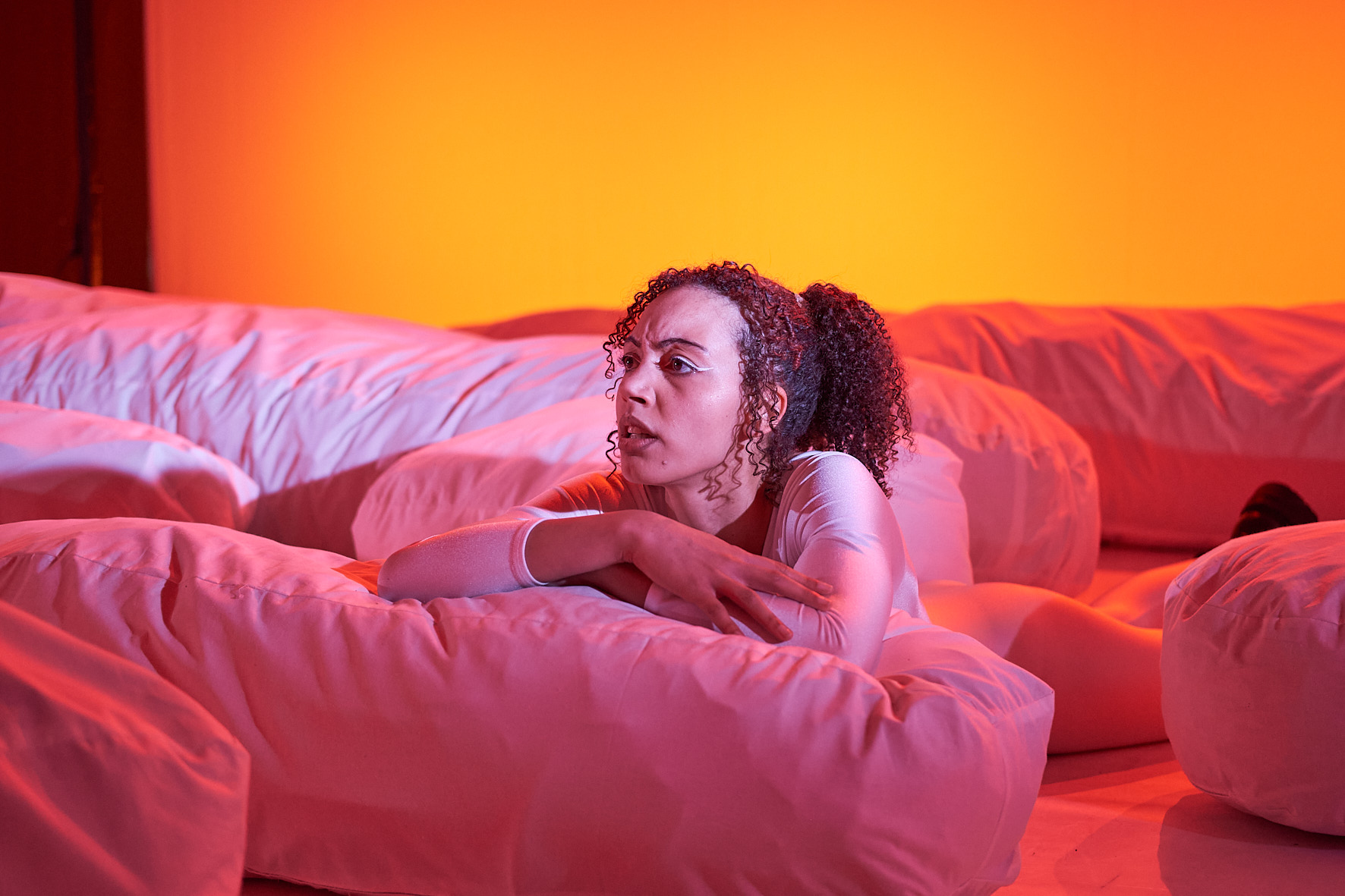 Inszenierung des Theaterstücks „Mädchenschrift“ Comedia Theater ©Christopher Horne