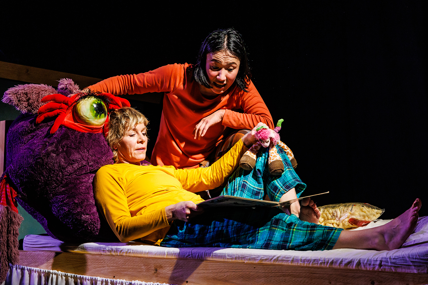 Inszenierung des Theaterstücks „Schläfst du“ Consol Theater ©Axel J. Scherer